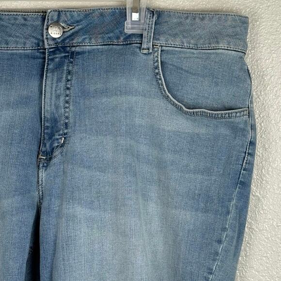 Lee Riders Women’s Light Wash Plus Size Approx 18W Blue 5 Pocket Capri Jeans - Picture 3 of 4